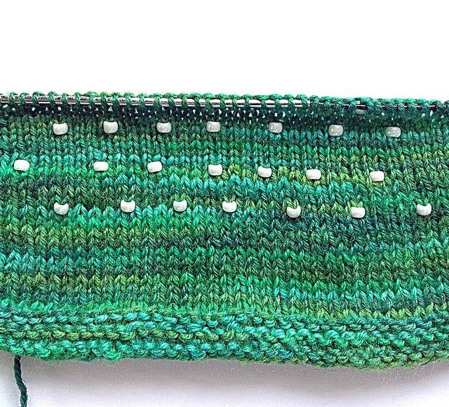 Knitting with Beads - Using a crochet hook 